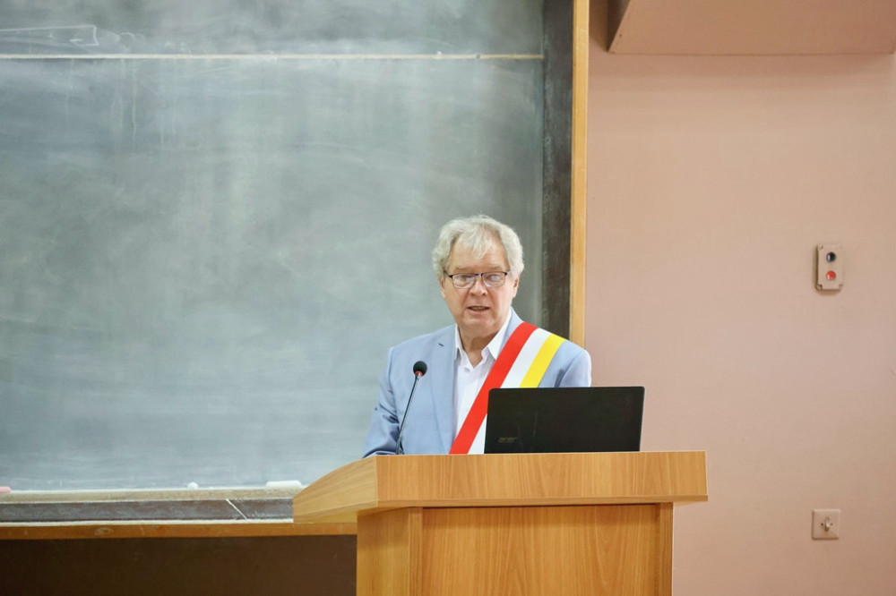 7897 image for slide